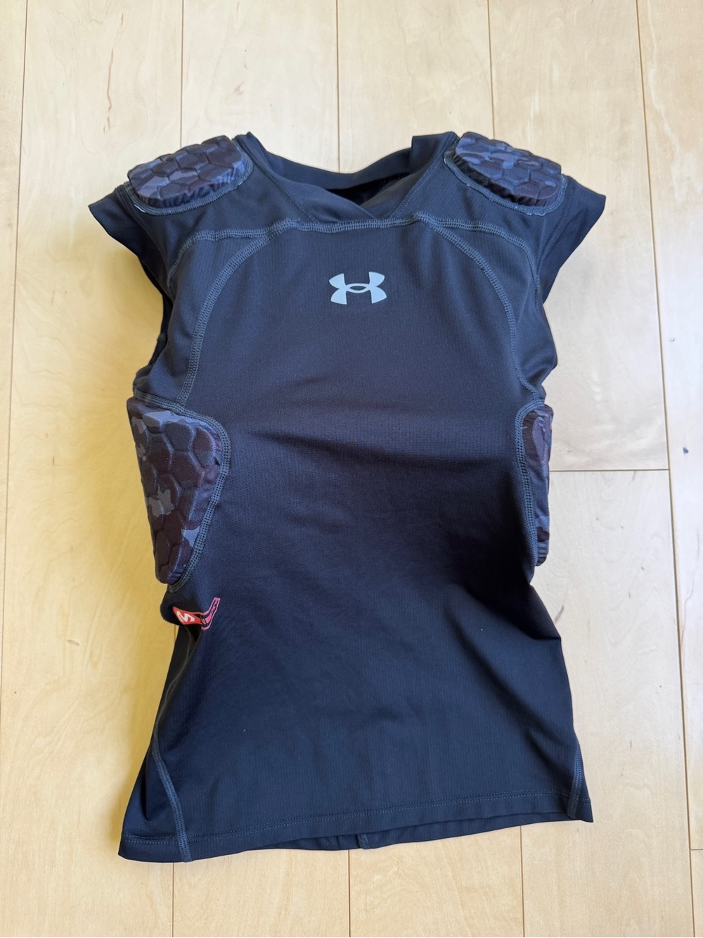 Under Armour Youth Gameday Pro 5-
Pad Football Top Black/Camo Youth Large EUC